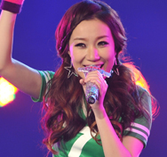 90后辣媽PK最美縫紉工